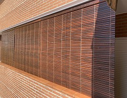 Terraza cerrada con persianas alicantinas de madera.